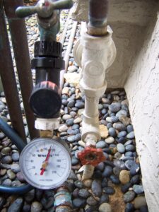 pressure gauge connected to hose faucet to test house pressure
